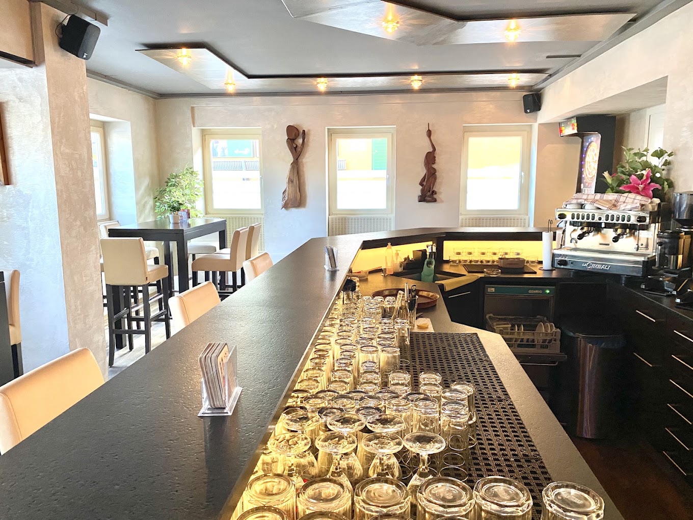 Bar und Getränkeregal der Sky Lounge Bar in Glattbrugg