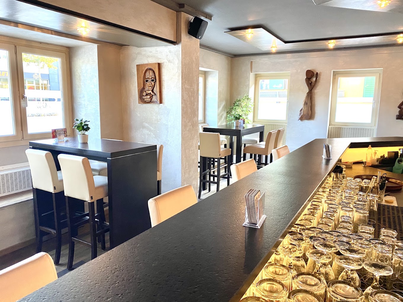 Innenbereich der Sky Lounge Bar mit Sitzplätzen in Glattbrugg