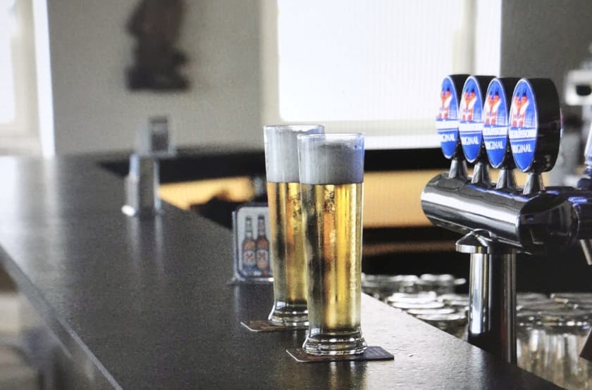 Frisch gezapftes Bier auf der Bartheke der Sky Lounge Bar