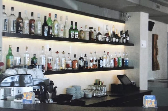 Getränkeregal und Kaffeemaschine der Sky Lounge Bar